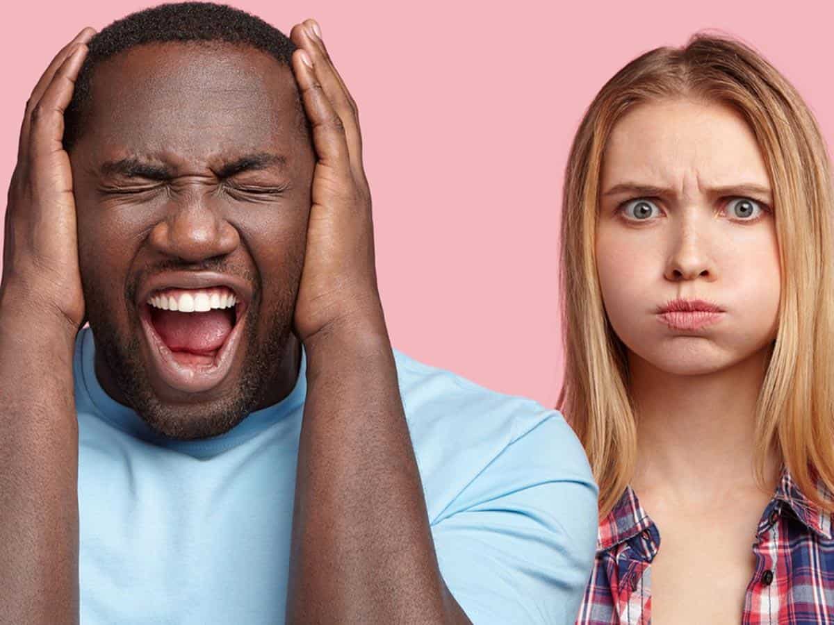 Czarnoskóry mężczyzna i kobieta nie chcą słuchać feedbacku